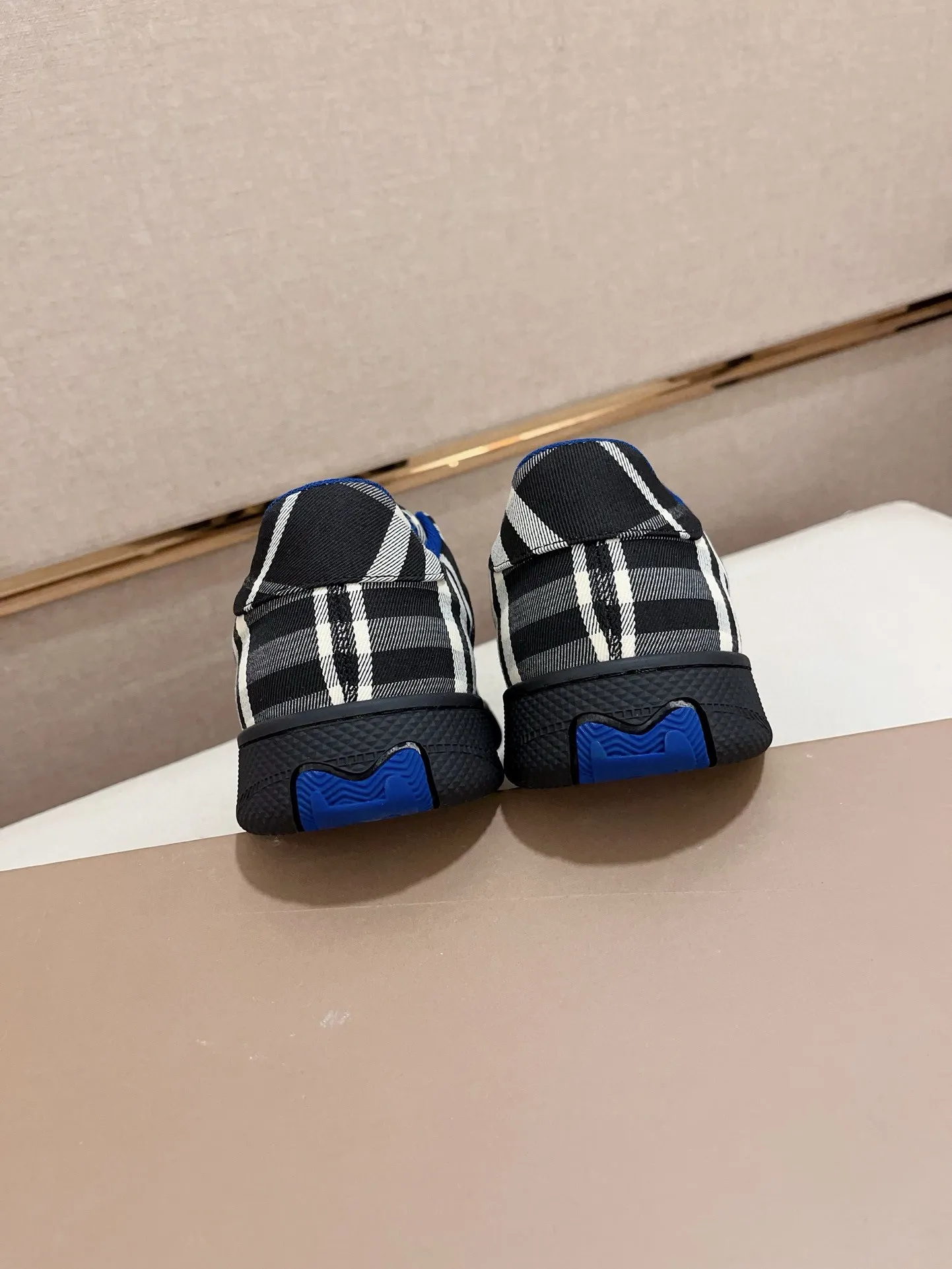 Men's shoes 💰: 560💰🇮🇹🇮🇹The counters are synchronized with Burberry's top purchasing agents🔍🔍Synchronized sales. Positive code number: 38-44. Italian imported cowhide, fully imported sheepskin lining, sole: original sole provided by the original factory, exclusive movable molded sole, super comfortable, original factory follow-up order, 🔍🔍high quality, you can enter and leave the counter at will, welcome to compare (45 yuan for customization, no return or exchange)